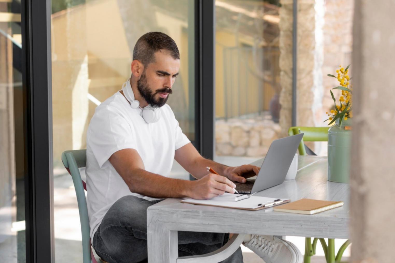 Bureau à domicile avec vue sur la gestion budgétaire